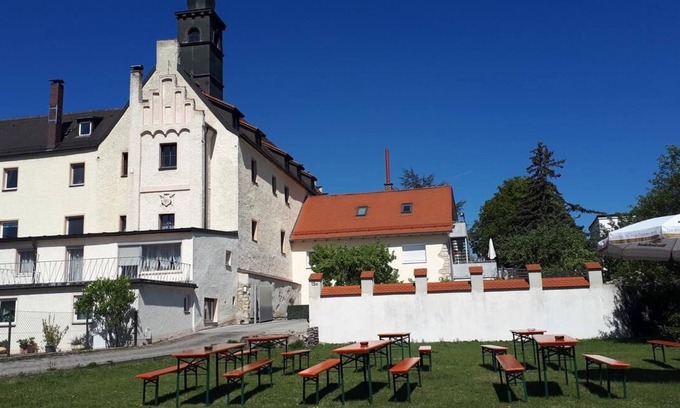 Regensburg Appartement | Citycastle in centre of town, 4guests, parking, internet 2-3bedrooms, 90sqmtr.