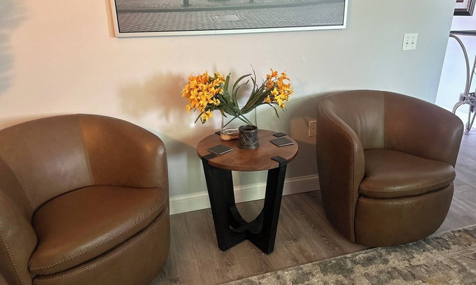 Sun Prairie Maison | Citys EDGE of Madison- SLEEPS 10 & ONLY 6 Miles to downtown