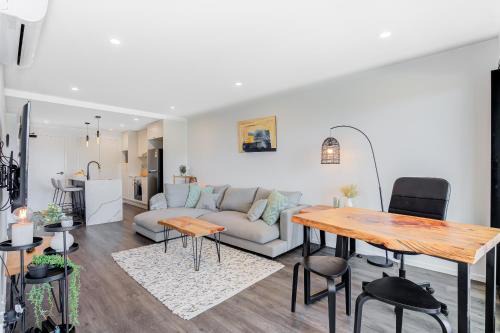 Chermside Appartement | Cityscape Comfort 2BR Abode w/ Balcony & Parking