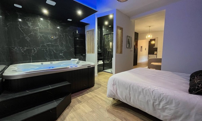 Cernay Appartement | CK Suite & Spa Appartement de luxe avec jacuzzi et terrasse paysagée à Reims