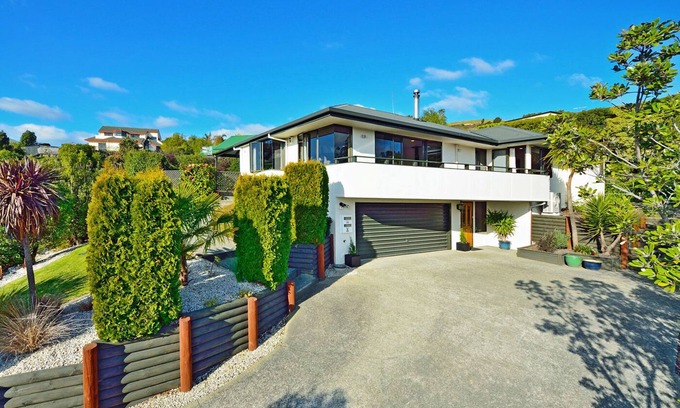 Stoke Maison | Clairmont Heights - Nelson Holiday Home