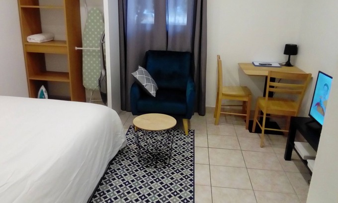 Clamart Appartement | Clamart apartment 200 m from the T6 tram station PAVE BLANC with separate kitchen