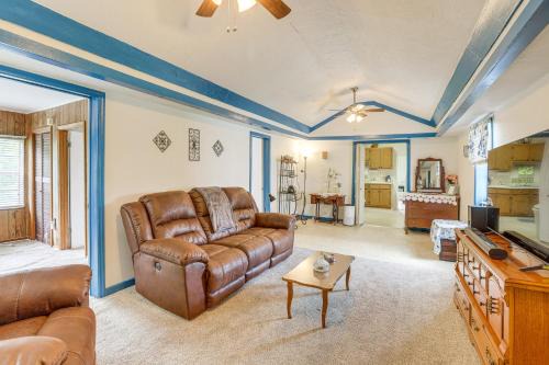 Stanton Maison | Clanton Cottage with Charcoal Grill and Porch!