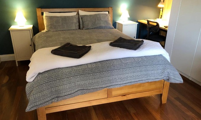 Andrews Appartement | Clare to Spalding character escape