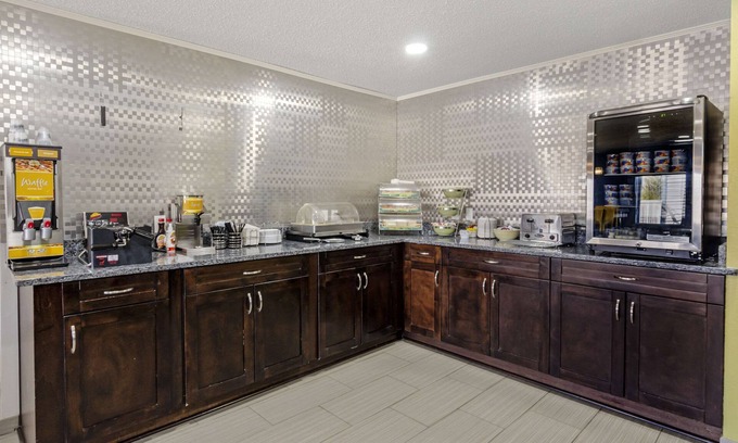 Staunton Hôtel | Clarion Pointe Staunton East