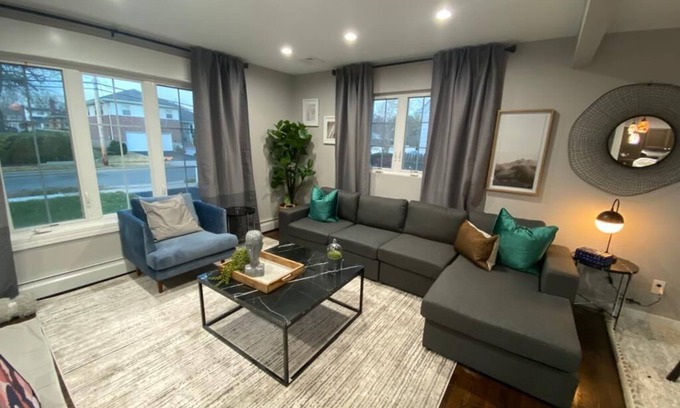 Baldwin Maison | Clarissa's Paradise Cozy 5-bedroom house in Baldwin with Central Air, WiFi patio