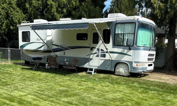Sicamous Maison | Class A RV on Tree Streets