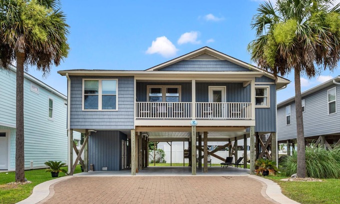 Cherry Grove Beach Maison | Classic 4BR Cherry Grove home w/elevator, full kitchen & short walk to beach