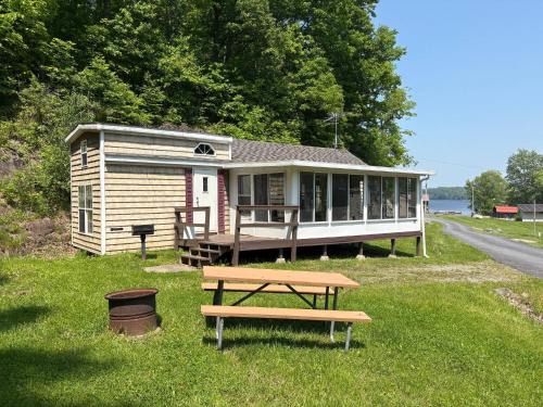Hammond Autre | Classic Camper on Black Lake