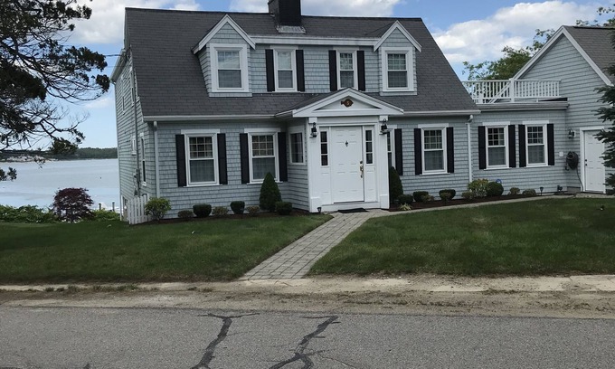 Buzzards Bay Maison | Cape classique sur une colline surplombant la baie de babeurre