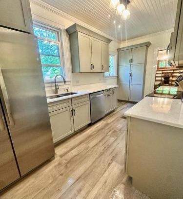 Orono Maison | Classic Charm with Modern Kitchen Walking Distance to UMaine
