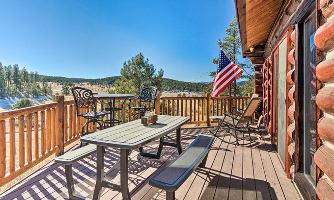 Florissant Maison | Classic Colorado Log Home with Mountain Views!
