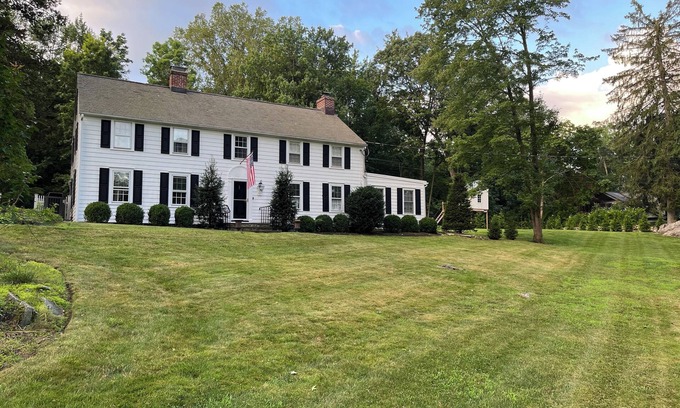 Darien Maison | Classic Darien Center Hall Colonial, steps from Five Mile River / Rowayton