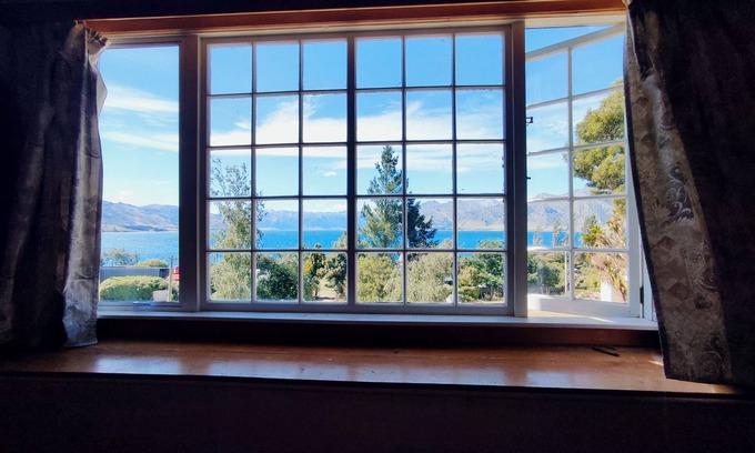 Lake Hawea Maison | Classic Kiwi Crib, 100m walk to the lake with room for the whole family.