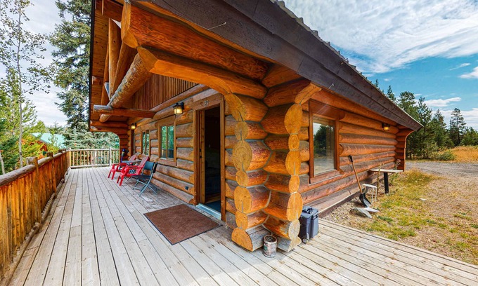 Lac Le Jeune Cabine | Classic log cabin with deck, full kitchen, & free internet
