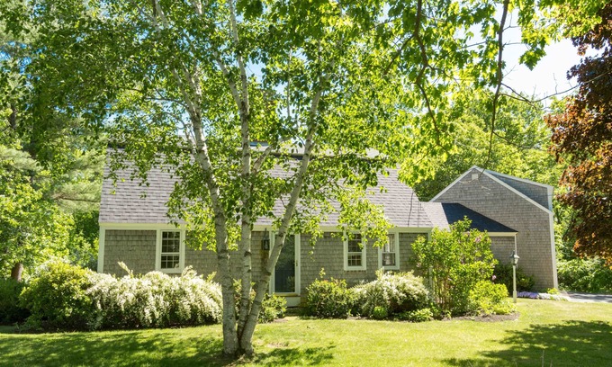 South Eliot Maison | Classic Maine: Gardens, Harbors, Farms, and Beaches in a Peaceful Garden Setting