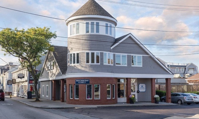 Yachting Village Station Balnéaire | Classic New England Charm At The Heart of Newport-Wyn. Newport Onshore- 2 Bd.