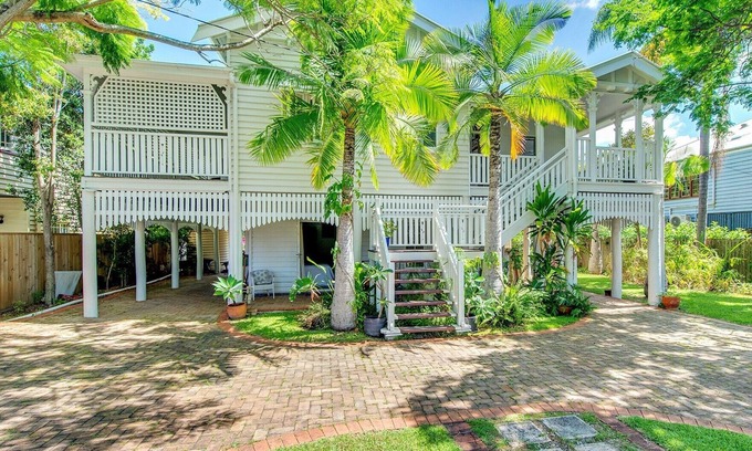 Hawthorne Maison | Classic Queenslander Close to City cat and Hawthorne Rd Shops & Restaurants hub