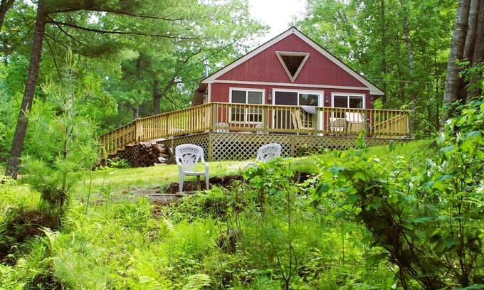 Winter Cabine | Classic Rustic Lakeside Cabin Retreat. Sleeps 6. Pets allowed.