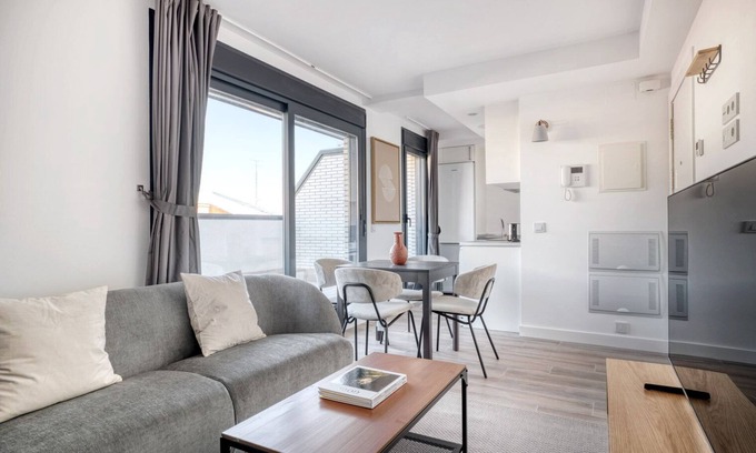 Guindalera Appartement | Classic Salamanca 2BR Penthouse w/ Terrace, nr M30, by Blueground