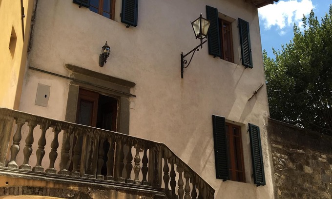 Mologno Maison | Maison toscane classique avec jardin privé dans la vieille ville fortifiée
