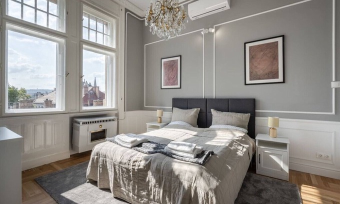 Nepszinhaz negyed Appartement | Classical apartment with a modern touch!