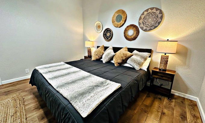 Downtown Sacramento Maison | Classy 2BR/1.5BA Downtown Sacramento