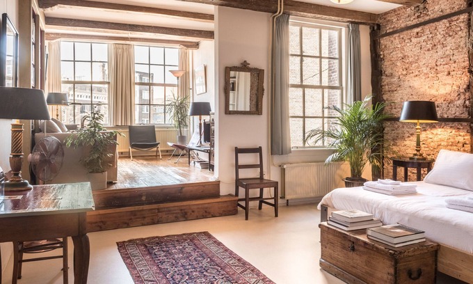 Binnenstad Appartement | Classy Room 17th Century Canal House