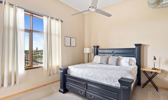 West Des Moines Appartement | Classy Safe Private Apartment w/Amenities Across f/Jordan Creek Mall w/Elevator