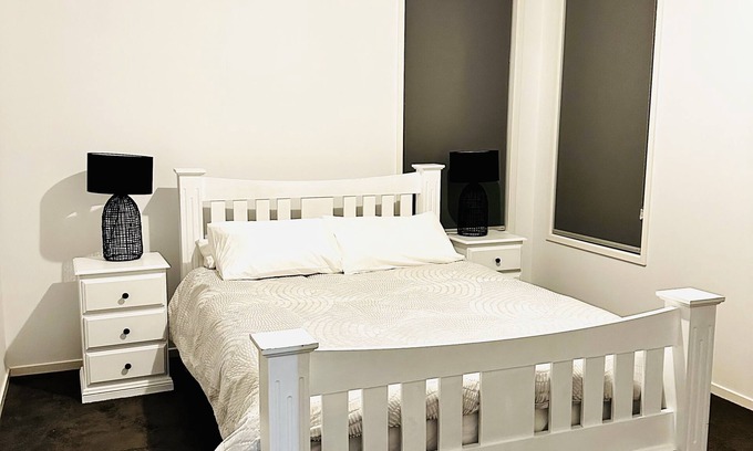 Melbourne Appartement | Clean and airy house in a family friendly neighbourhood. Home office available.