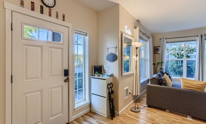 Five Oaks Copropriété | Clean and comfortable condo near Nike, Intel and train station.