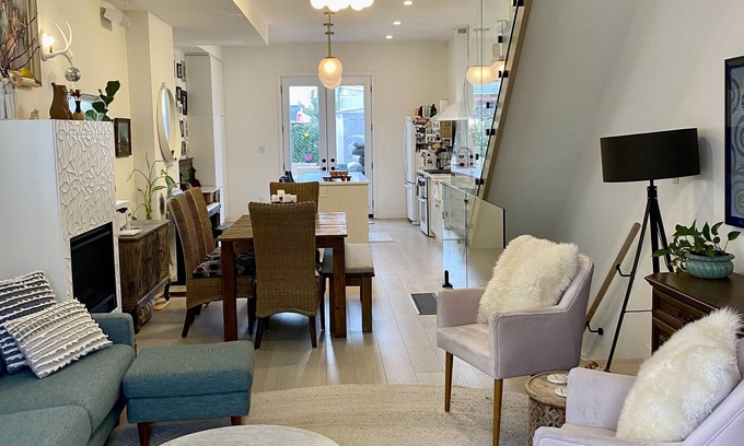 Greenwood - Coxwell Maison | CLEAN AND COMFORTABLE. Walking distance to beach, shops and top restaurants.