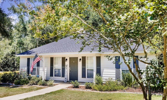 Daphne Maison | CLEAN and COMFY 3br/2ba home in Daphne, Near I-10, Mobile, Fairhope, Beaches!