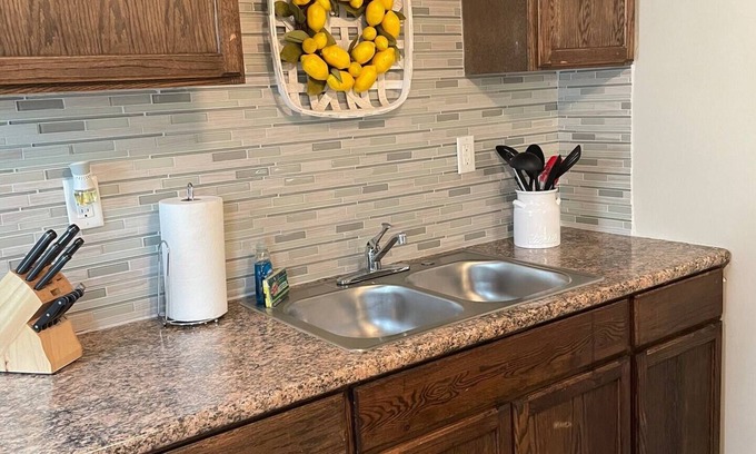 Lake Station Maison | Clean Apartment close to 80/94, I65 Lake Station 2751 DeKalb 1 bed