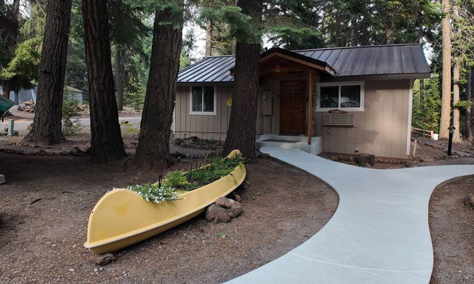 Klamath Lake Cabine | Clean cabin in the woods.... Close to Crater Lake!