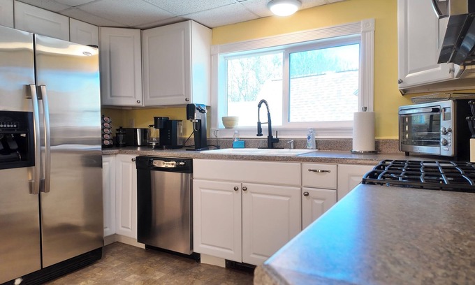 Concord Appartement | Clean Central Spacious Top Unit w/ Laundry