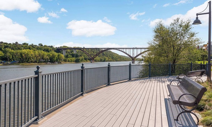 West Seventh Maison | CLEAN comfortable 2BR GREAT BEDS and bedding. WALK to EXCEL and DT St Paul!