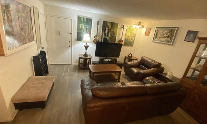 North Hills West Appartement | Clean, Comfortable, Cozy, Quiet and Convenient Apartment