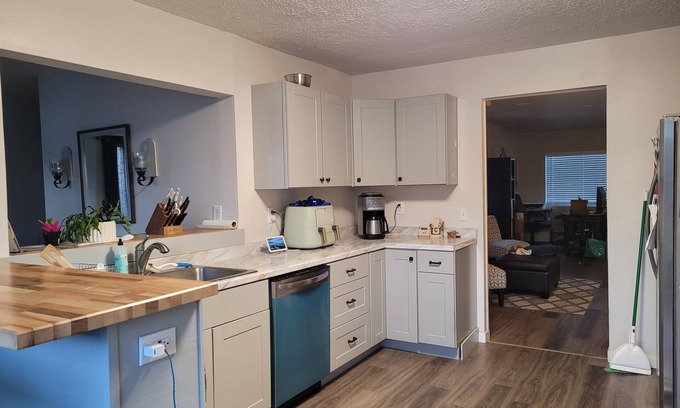 Clarkston Maison | Clean, comfortable space in a very convenient area of downtown Clarkston.