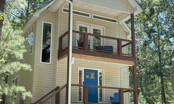 Dahlonega Cottage | New Home! Feels like a Treehouse! Close to Square, UNG, Weddings, & Wine.