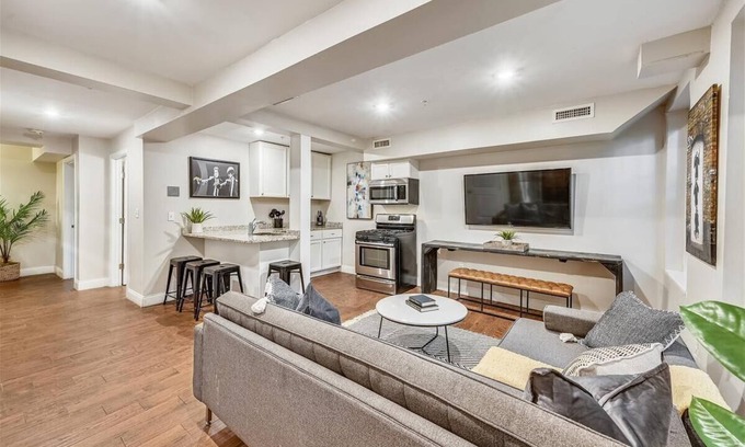 Highland Park Maison | Clean, Contemporary Escape | Near T