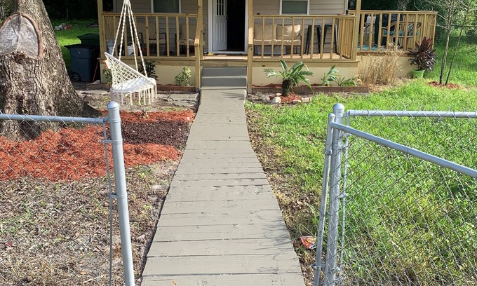 Palatka Maison | Clean & Cozy 2-bedroom with sleeper sofa, parking available for boats or RVs.