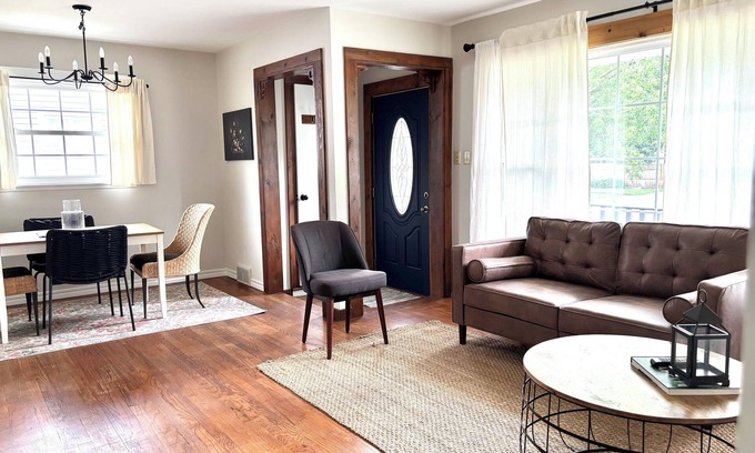 Ypsilanti Maison | Clean, Cozy & Central - EMU + 10 mins to Ann Arbor