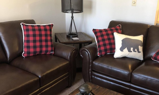 East Stroudsburg Maison | PROPRE & COSY LODGE NOUVELLEMENT MEUBLÉ! Intérieur / Piscine extérieure / Spa / Rivière / .4km faire du ski
