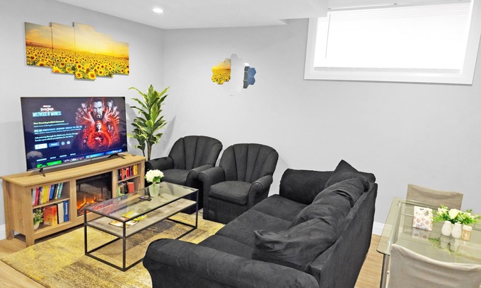 Saskatoon Maison | Clean, Cozy Pocket Friendly 2BR + A/C + Workspace + Ethernet & WiFi