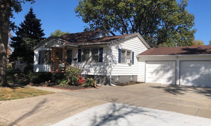 Millard Maison | CLEAN HOME in Millard Lumberyard District close to anywhere in Omaha