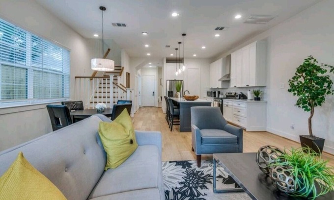 Dallas Maison | Clean luxury, furnished house for rent