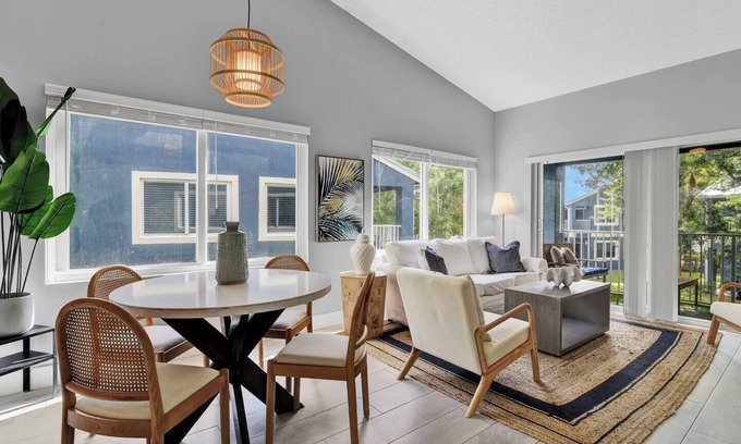 Mission Bay Appartement | Propre, moderne, éclectique 2bed / 2bath W. Boca Raton à pied des commerces et restaurants