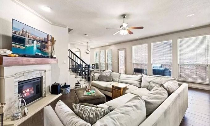 Lewisville Maison | Clean Modern Spacious Open, King bed in peaceful neighborhood,Near DFW Airport