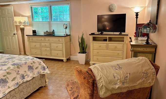 Marietta Appartement | Clean n Comfy apartment on 2 acres in a great safe location with Spa amenities.